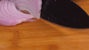 鍋中少許油，熱油倒入香腸煸炒出油，倒入南瓜塊、洋蔥翻炒片刻。