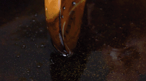 茄子切成長條，拍上生粉入油鍋炸制。