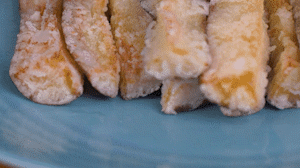 炸制油溫在7成左右，茄子炸至金黃色即可撈出。