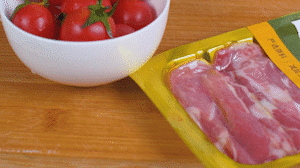 洋蔥、土豆切丁塊，火腿切小片，小番茄對(duì)半切開。