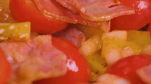 接著放入土豆和洋蔥，翻炒兩分鐘斷生。