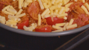 烤箱上下火180度預(yù)熱，將米飯分別盛入容器中。表面均勻的撒上馬蘇里拉芝士碎，放進(jìn)烤箱中層烤20分鐘左右，待芝士融化上色即可。