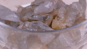 蝦去殼去蝦線，加姜絲、鹽腌制15分鐘，微煎1分鐘備用。