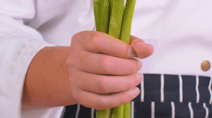 蘆筍刨去老筋，斜切小段。