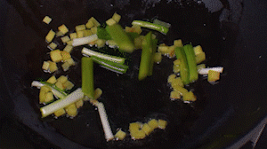 鍋中熱油，依次下姜粒、蔥段、蘆筍炒香。