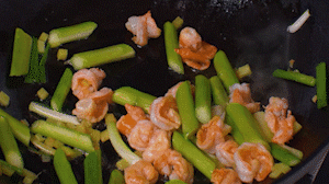 加入煎好的蝦仁，XO醬，以適量鹽、糖進行調味翻炒。