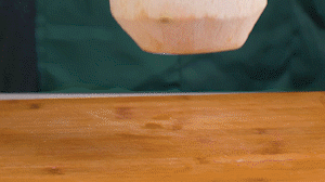 椰子切開頂部，把椰子水倒出，再把椰肉切片。