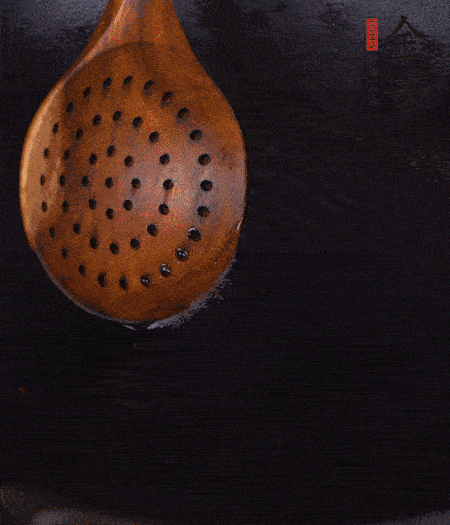 鍋中多倒些花生油，油溫達(dá)80度時(shí)，下芋頭丁炸 40 秒，直到表皮金黃，撈出待用。