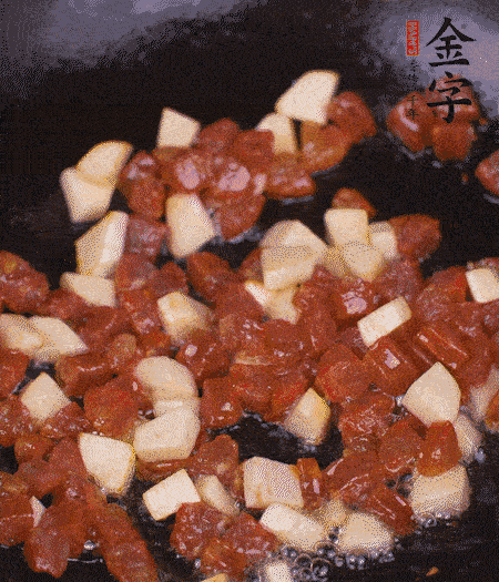 鍋中熱油，下香腸丁、茭白丁大火炒出香味。倒入米飯拍散，炒2～3分鐘。