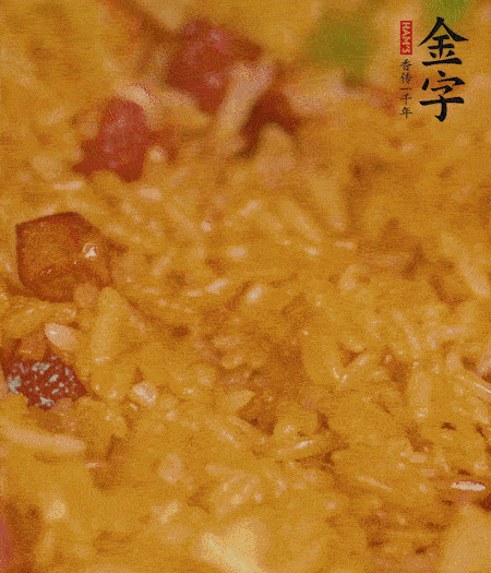 放一撮鹽、生抽少許，倒入炸好的芋頭。最后撒蔥花、蒜末翻炒均勻。