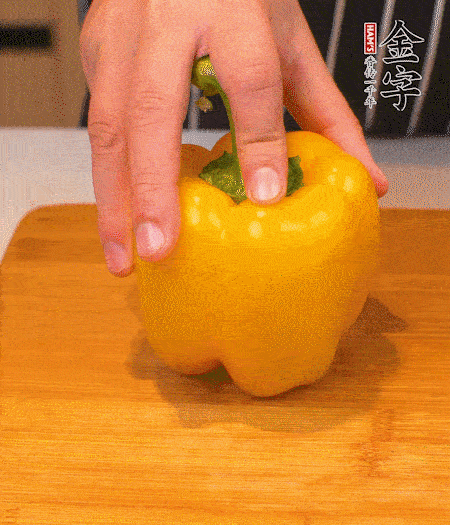 干花菇提前泡發(fā)，胡蘿卜、青椒、黃椒和花菇切丁，小紅椒切圈，小蔥切末。