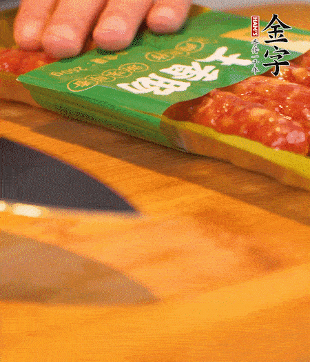 洋蔥切丁，金字土香腸切片。