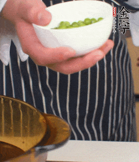 胡蘿卜、豌豆和干花菇焯水。