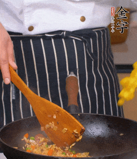 加咖喱塊、少許鹽、白糖調(diào)味，炒至咖喱塊融化后，倒米飯，翻炒至每粒米飯都包裹上咖喱，再放黃椒、青椒粒，出鍋前加菠蘿粒和小蔥翻拌均勻。