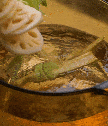 把玉米筍（對半切開）、西芹（切斜片）、蓮藕（切片），放入開水鍋內(nèi)，加點少許鹽、油，汆燙2分鐘。