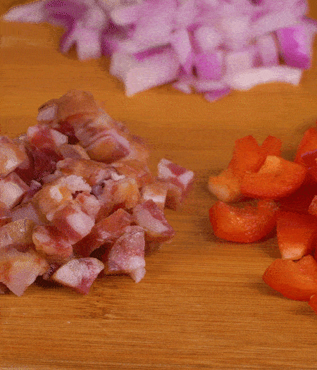 黃椒、紅椒、白洋蔥、土豆、大蔥分別切丁。金字10°鮮低溫香腸切丁。