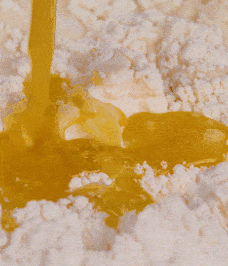 加融化的30g黃油（要不熱再倒）、黃椒、紅椒、白洋蔥、土豆、大蔥、香腸繼續(xù)攪拌均勻。