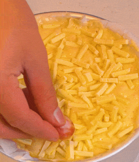 撒上馬蘇里拉芝士，用香腸片裝飾表面，180攝氏度烤箱烤20-25分鐘。