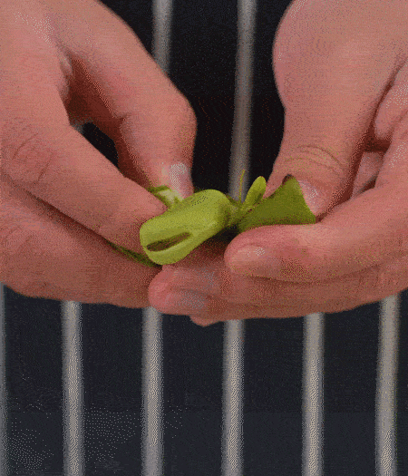 選用鮮嫩蠶豆，剝去外殼留下豆米洗凈，掰開成兩瓣。