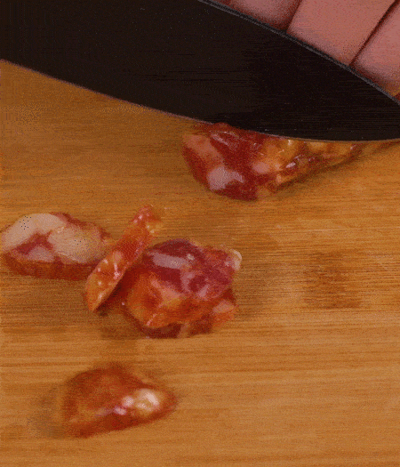 香腸切薄片。