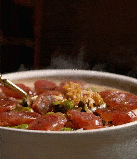 用生抽、白糖、蠔油、芝麻油調個汁，淋汁、攪拌、開吃。