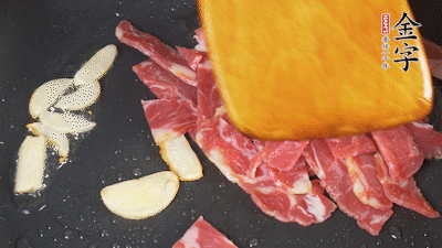 意面按照包裝時(shí)間煮熟過(guò)涼水，金字淡火腿切成小片。