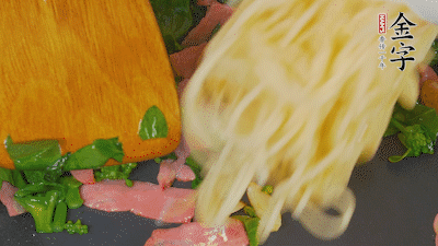 鍋中倒油燒熱，蒜片煸香，淡火腿略翻炒。