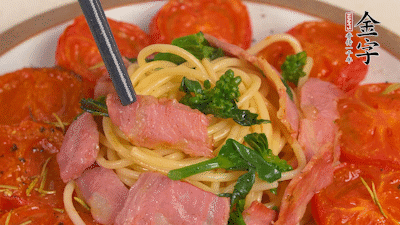 加菜花翻炒1分鐘后加意面，翻炒1分鐘后用少許鹽、黑胡椒調(diào)味即可。