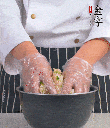 米飯中放西蘭花碎、咸肉丁，加少許黑胡椒、十來滴橄欖油拌勻。