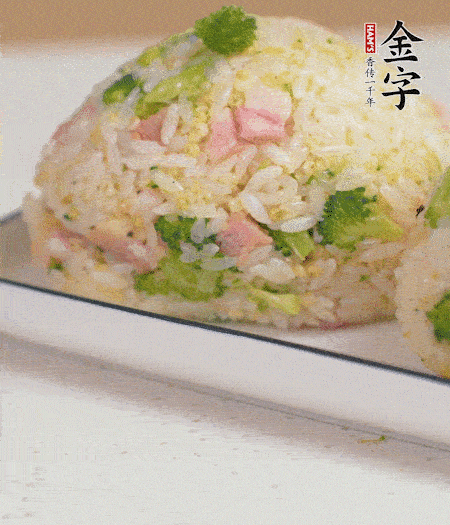 拌好的飯攥成飯團。