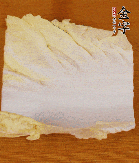 一片白菜一片淡火腿交替疊起，疊個兩三層放進鍋內(nèi)，直到塞滿鍋。