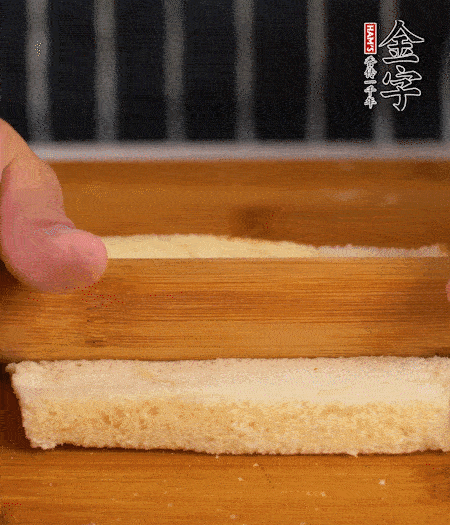 吐司切去四邊，搟薄；烤腸竹簽穿過。