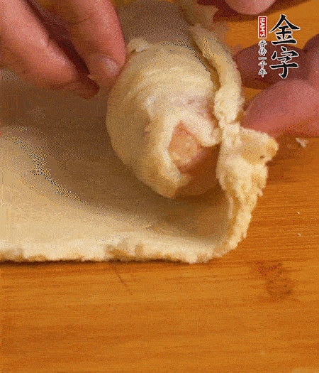 吐司卷起香腸，吐司尾端涂抹少許全蛋液，卷好的吐司表面蘸上蛋液，在裹上一層面包糠，送入預(yù)熱好的烤箱中。