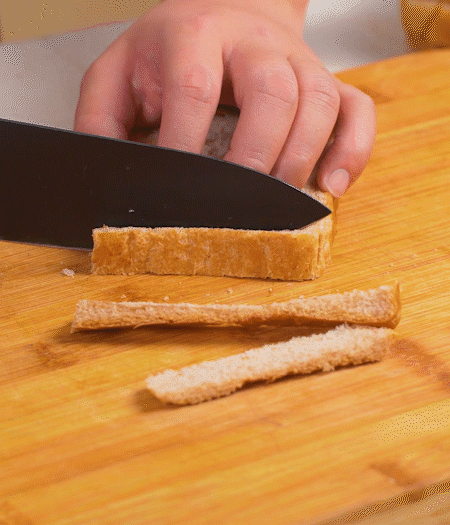 取1片黑麥吐司片，去掉邊邊，涂上一層蛋黃醬。