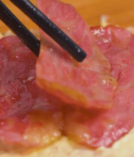 放上火腿、芝士片、生菜，再放一片土司。