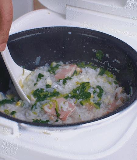 煮好時(shí)加白胡椒適當(dāng)調(diào)味。