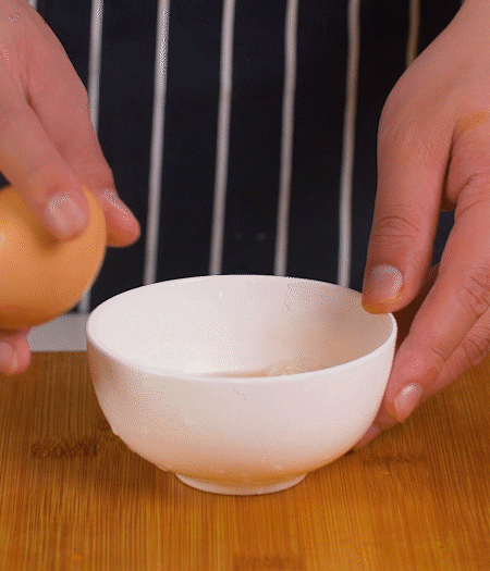 起鍋熱油，蛋液煎成雞蛋碎。金字淡咸肉切成絲。