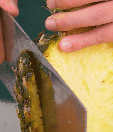 鳳梨去皮把果肉切塊，醬肉切小塊。