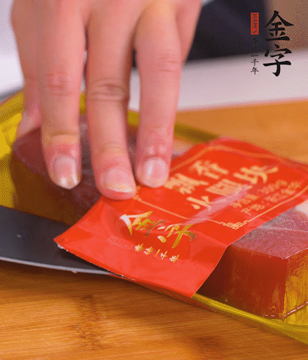 金字火腿切片，生姜切絲，蔥白切末。