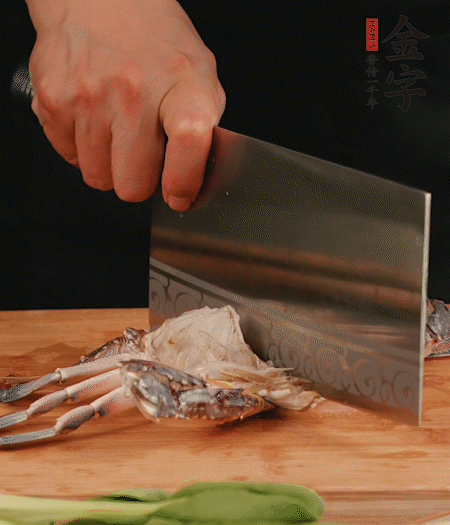 蟹殼拆開，去掉蟹肺、蟹心、蟹腮，切成4小塊。