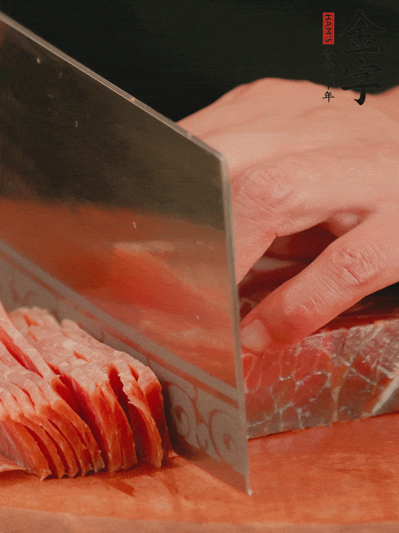 新鮮雞腿用刀在表面劃幾刀。金字火腿切薄片備用。