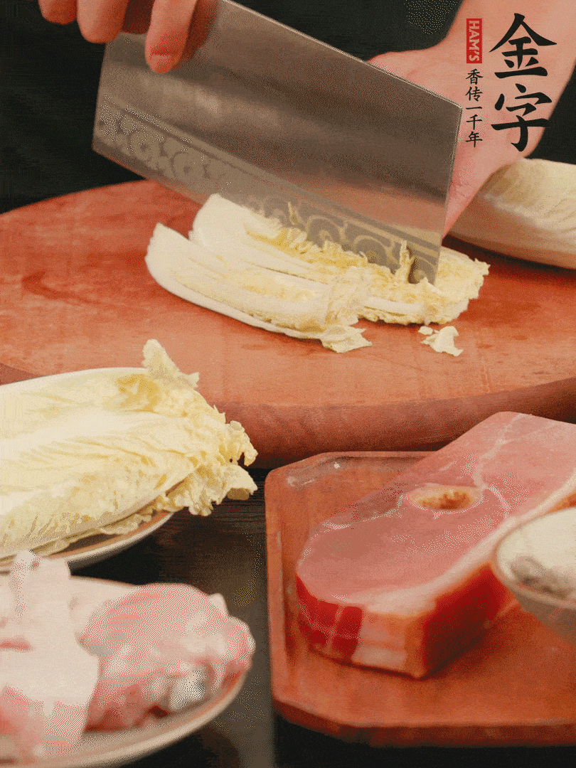 白菜去掉頭尾，對半豎切，再均勻切4刀。