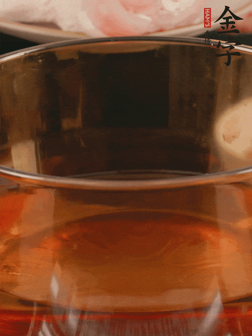 雞腿冷水入鍋，加姜片料酒焯水，撈出溫水洗凈。