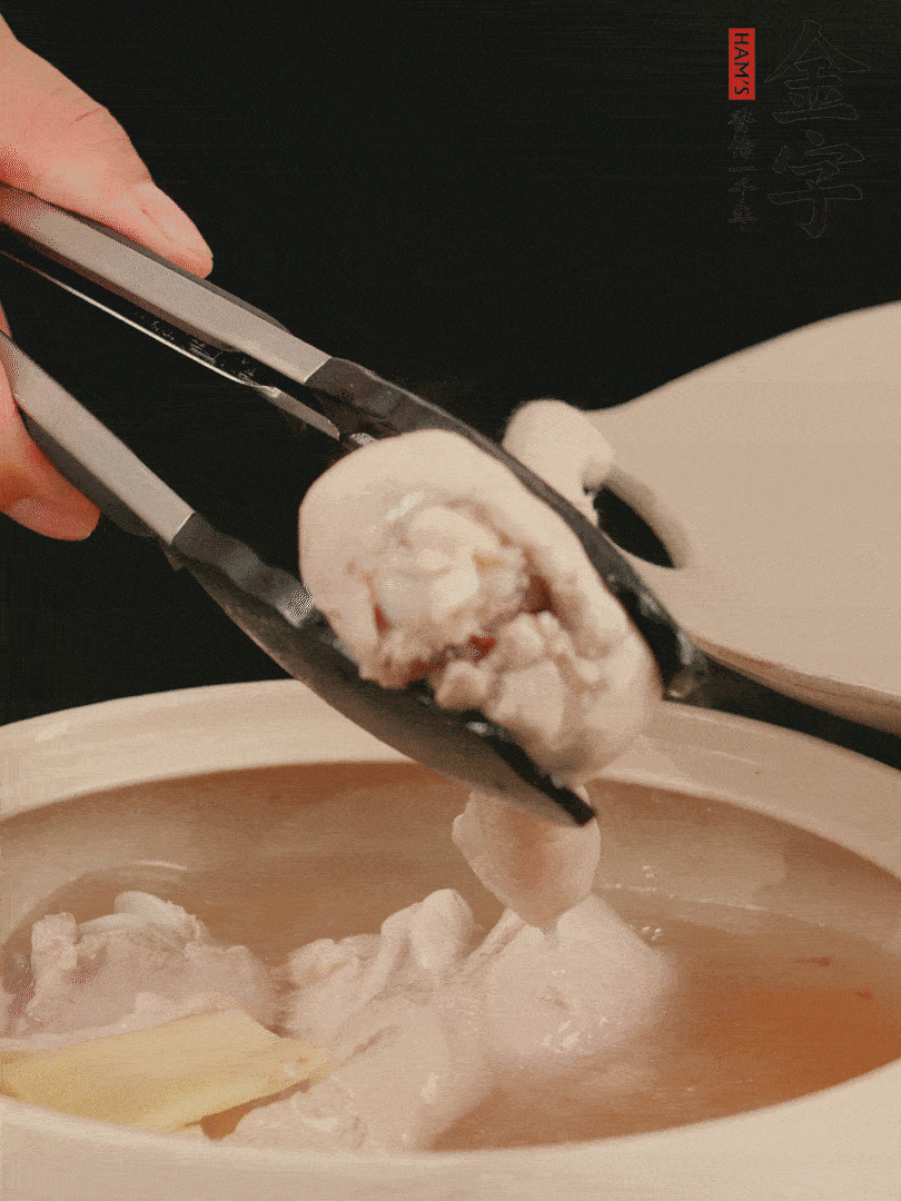 雞腿放入砂鍋，加姜片、料酒、清水，中火燉煮20分鐘撈出。