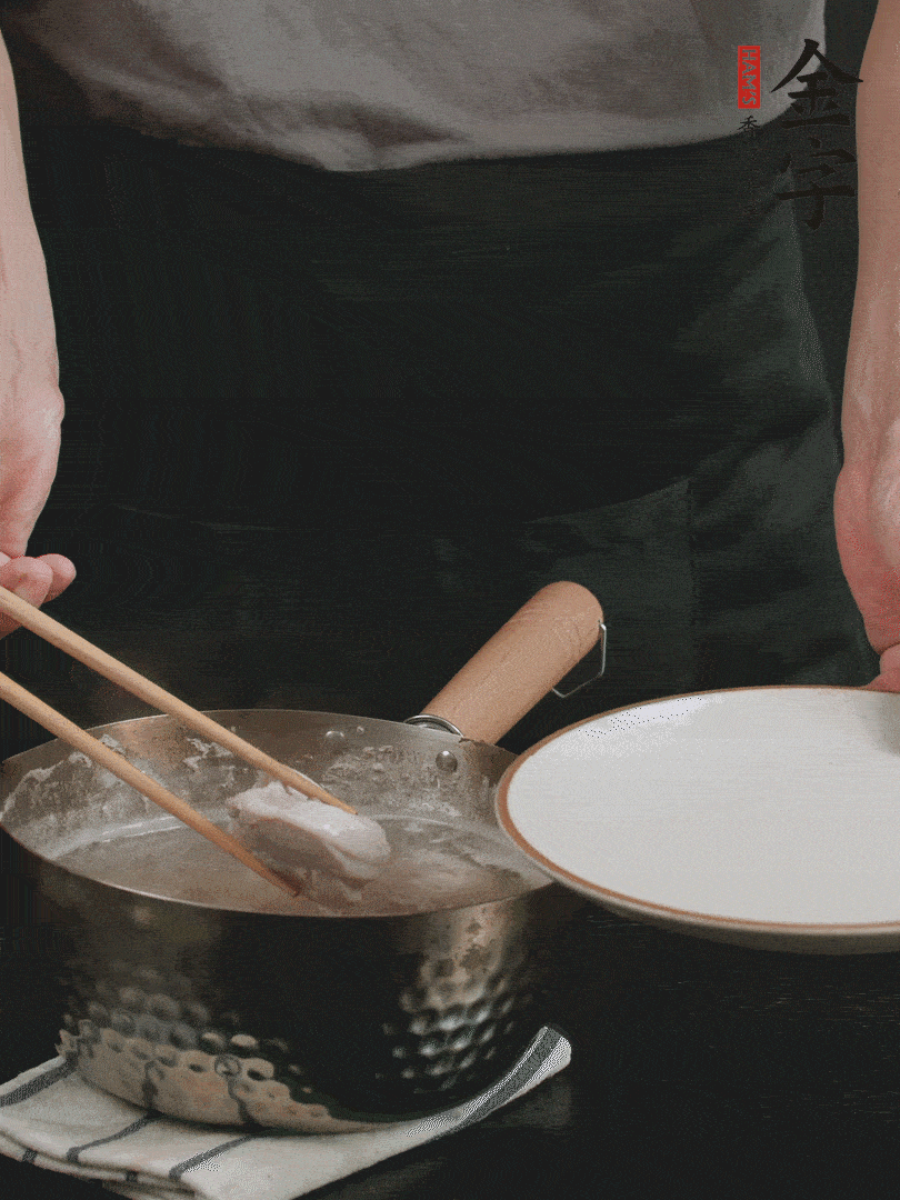 雞塊冷水下鍋，加姜片、料酒焯水，撈出洗凈備用。