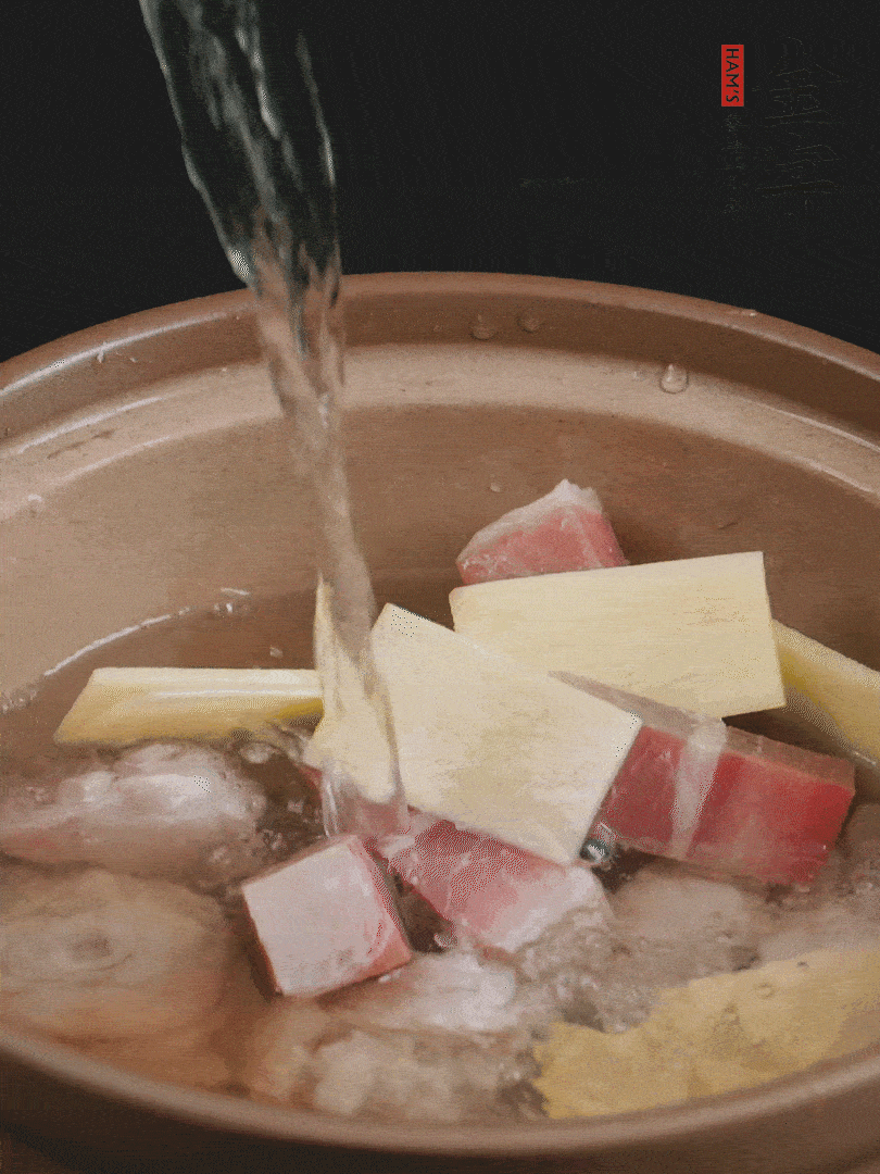 雞塊、火腿、姜片加適量料酒、清水燉80分鐘。