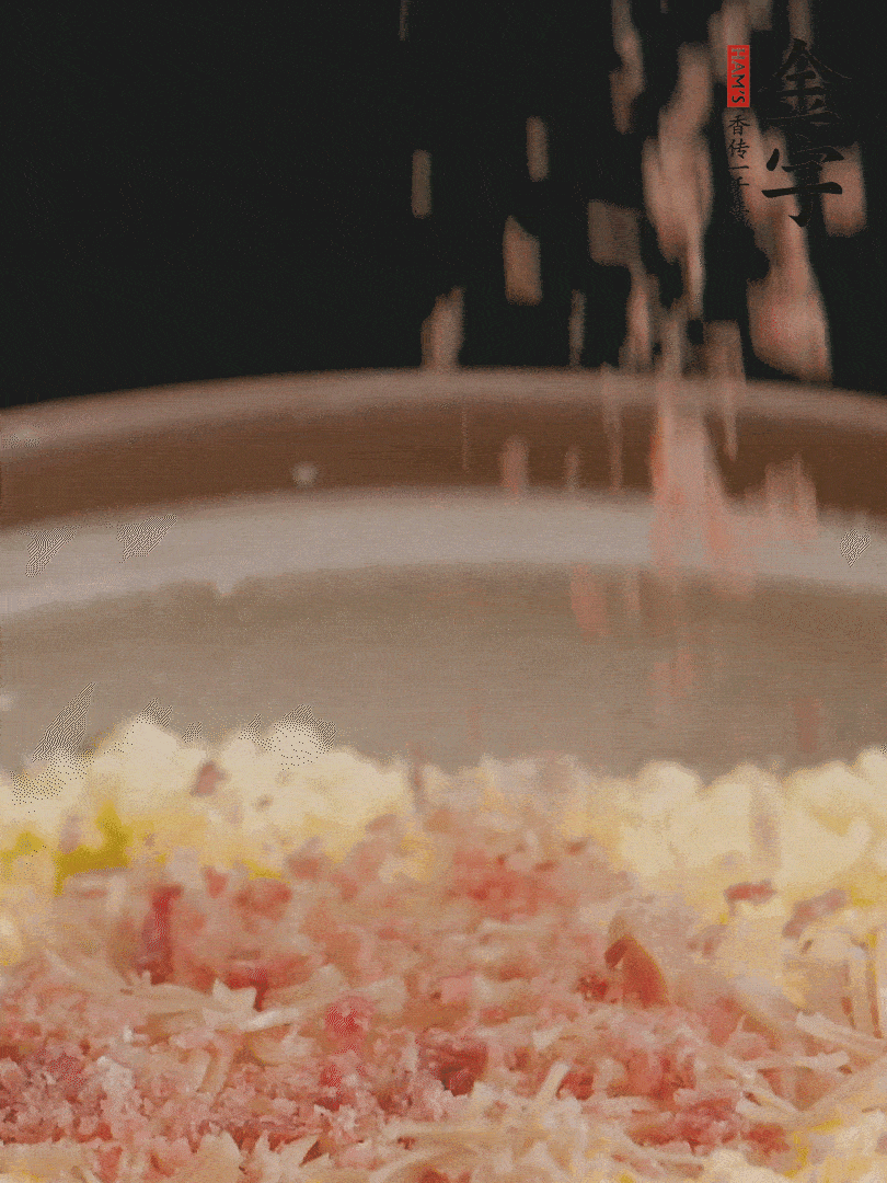 加雞湯沒過，放干貝絲、火腿末、小海參。