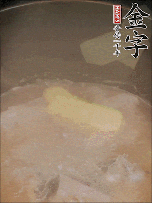 排骨洗凈，加生姜、黃酒焯水，溫水洗凈備用。