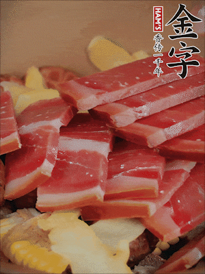 除鮑魚(yú)外的所有材料放進(jìn)鍋里，加清水、姜、黃酒，大火燒開(kāi)，轉(zhuǎn)小火煲90分鐘。