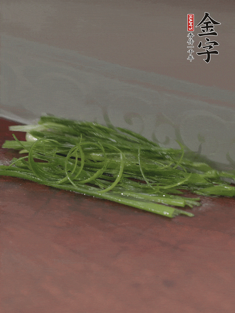 生姜切薄片，紅椒切細(xì)絲，小蔥蔥綠切細(xì)絲，泡入冰水中保持新鮮。